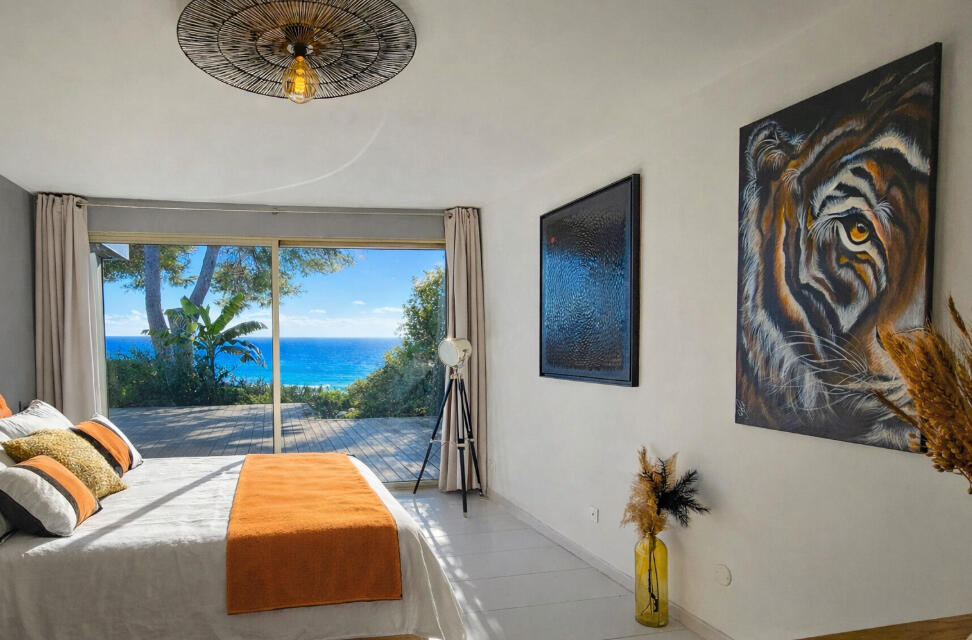 Chambre de villa haut de gamme avec vue mer panoramique à Hyères, mise en valeur par l'agence Attraction Immobilière.