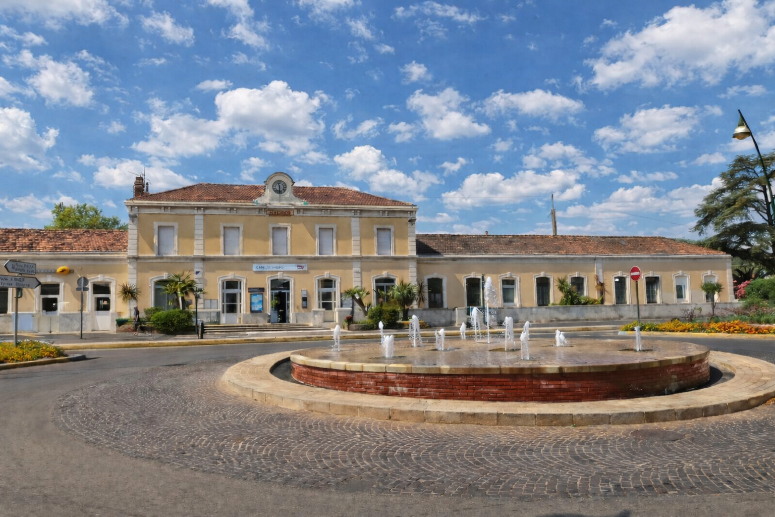 Gare de Hyères 83400 – immobilier central avec connexion régionale, commerces et services urbains à proximité.