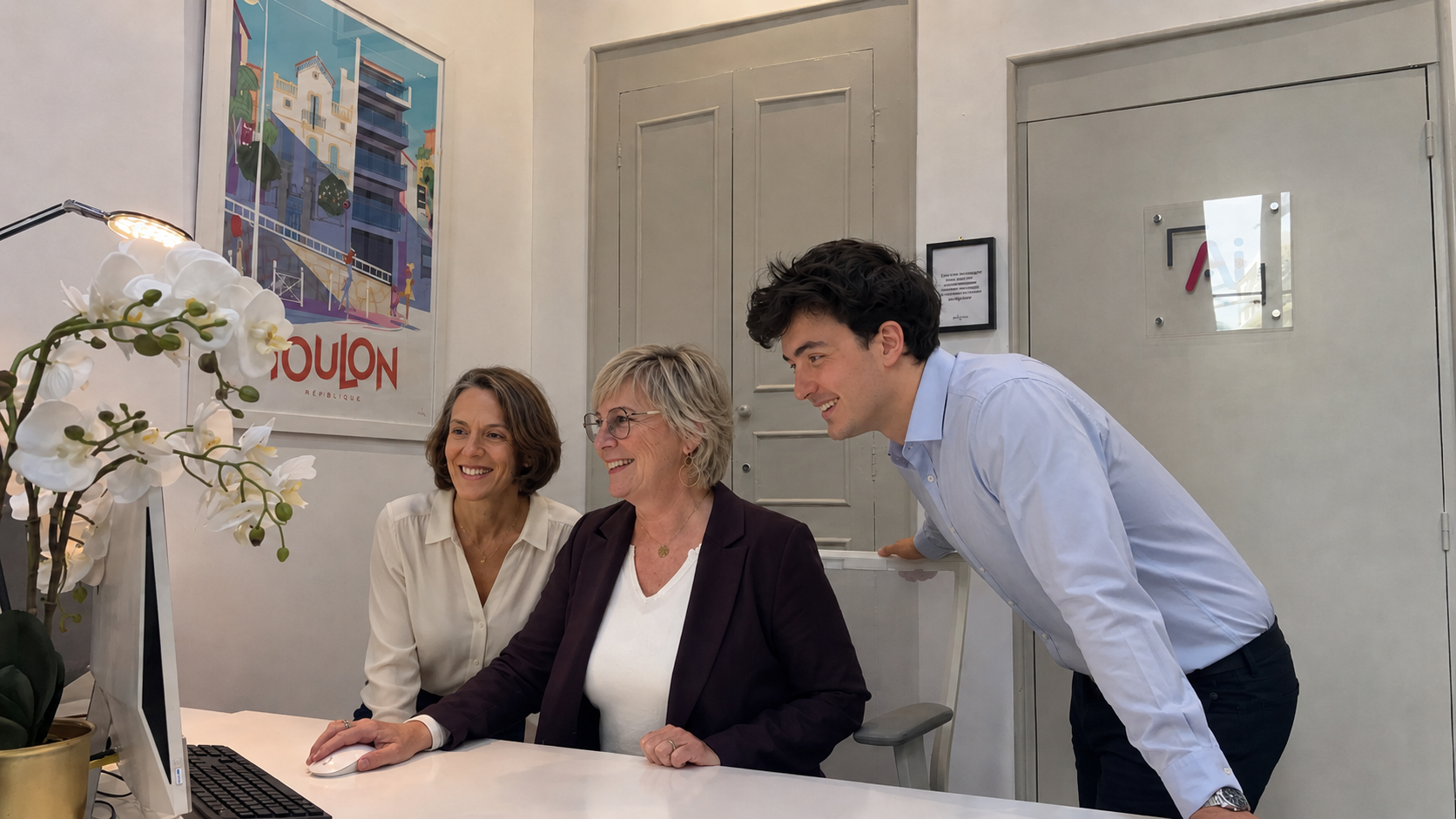 Équipe Attraction Immobilière à Hyères travaillant ensemble sur un dossier client immobilier