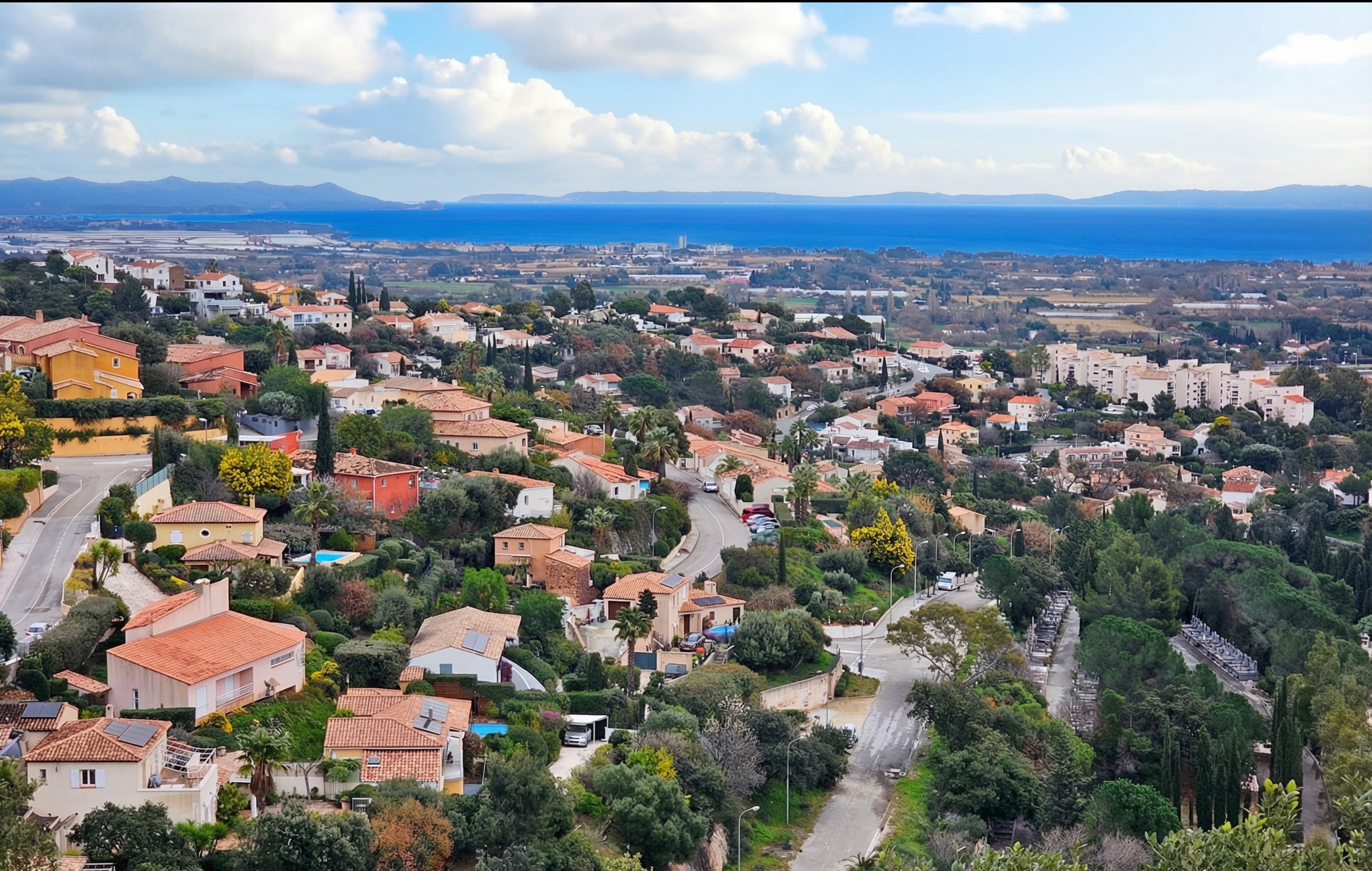 Maisons et villas avec vue mer dans les quartiers résidentiels de Hyères : des biens uniques dont la vraie valeur nécessite une estimation experte sur place.