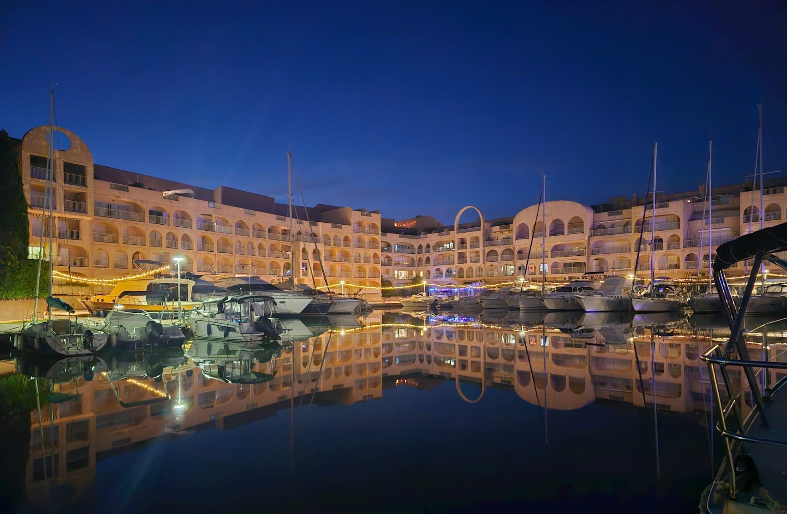 Port La Gavine Hyères 83400 – immobilier au port de Hyères avec vue mer, vue port ou vue hippodrome.